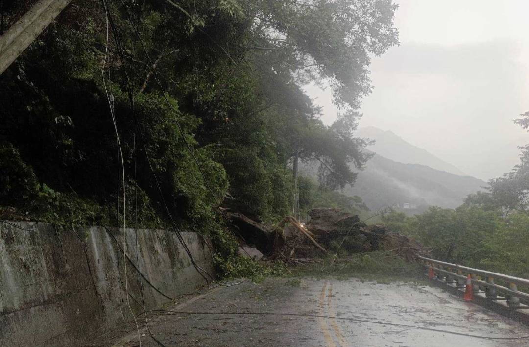 海端鄉下馬路段上午7時發生邊坡坍方 雙向交通全面中斷