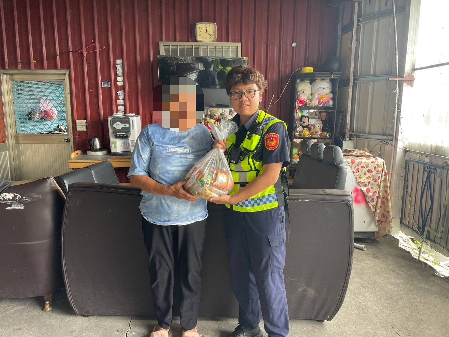 關山警分局崁頂派出所所長30年深耕社區 攜手地方送暖弱勢