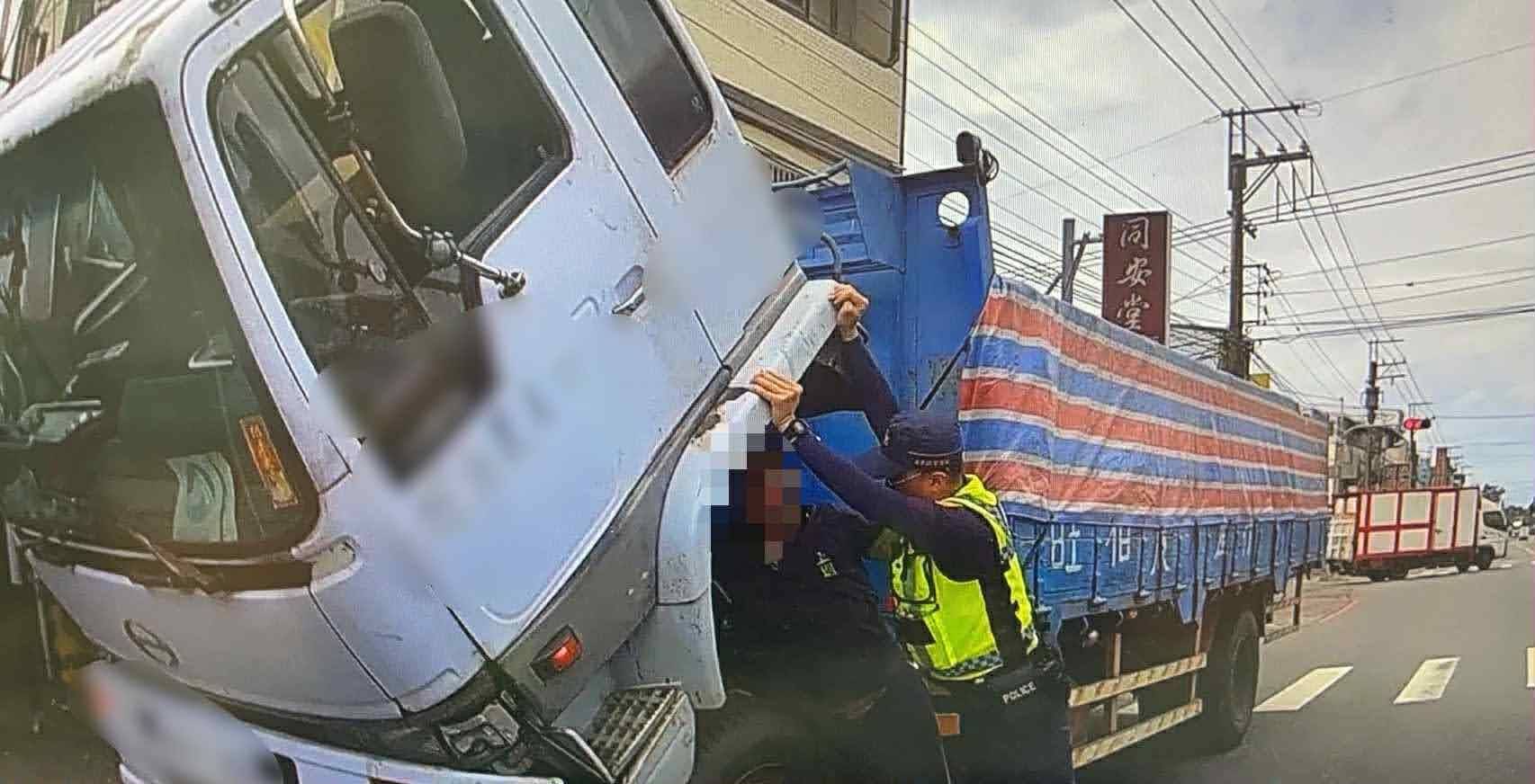 大貨卡過熱停路邊　初鹿警援助排除危機