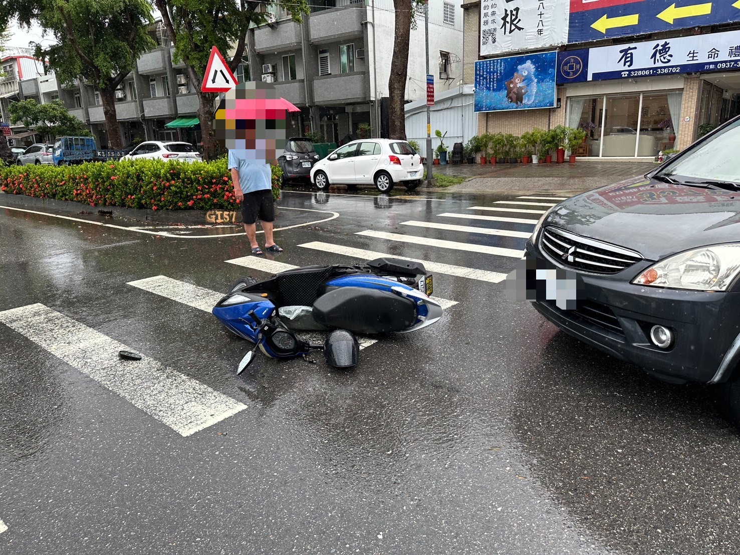 臺東市新生路與四維路口車禍　小客車右轉撞上機車　騎士輕傷送醫