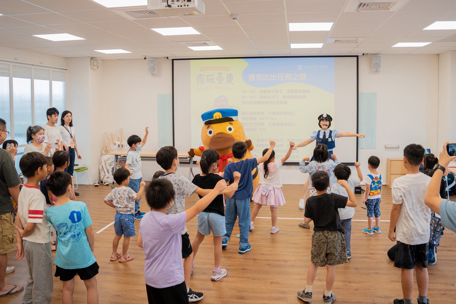 臺東教育博覽會熱鬧開場!達克比現身帶動唱 親子闖四大主題場域瘋玩學習