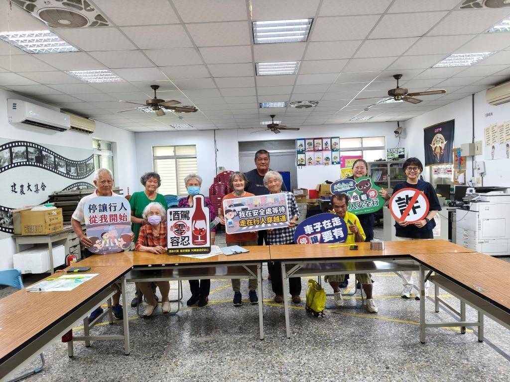 東警深入文健站　交通、反詐宣導雙管齊下守護長者