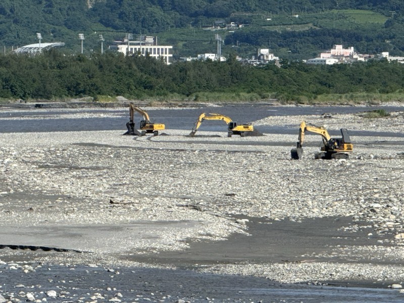 薇帕颱風挾帶豪雨毀卑南溪水覆蓋區