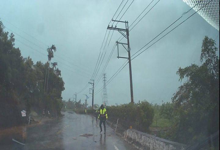 初鹿警無畏風雨排除障礙 守護轄內交通要道