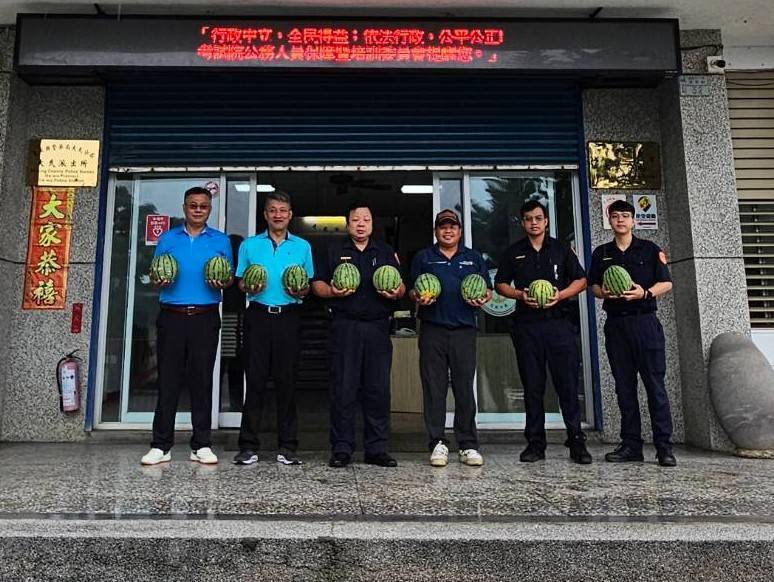 警友會理事長致贈西瓜 慰勞大武警清涼一夏