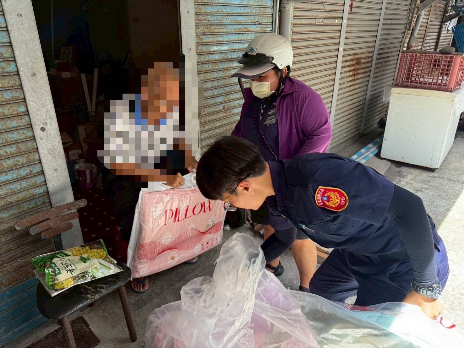 善心人士捐贈物資 寶桑警接力送暖