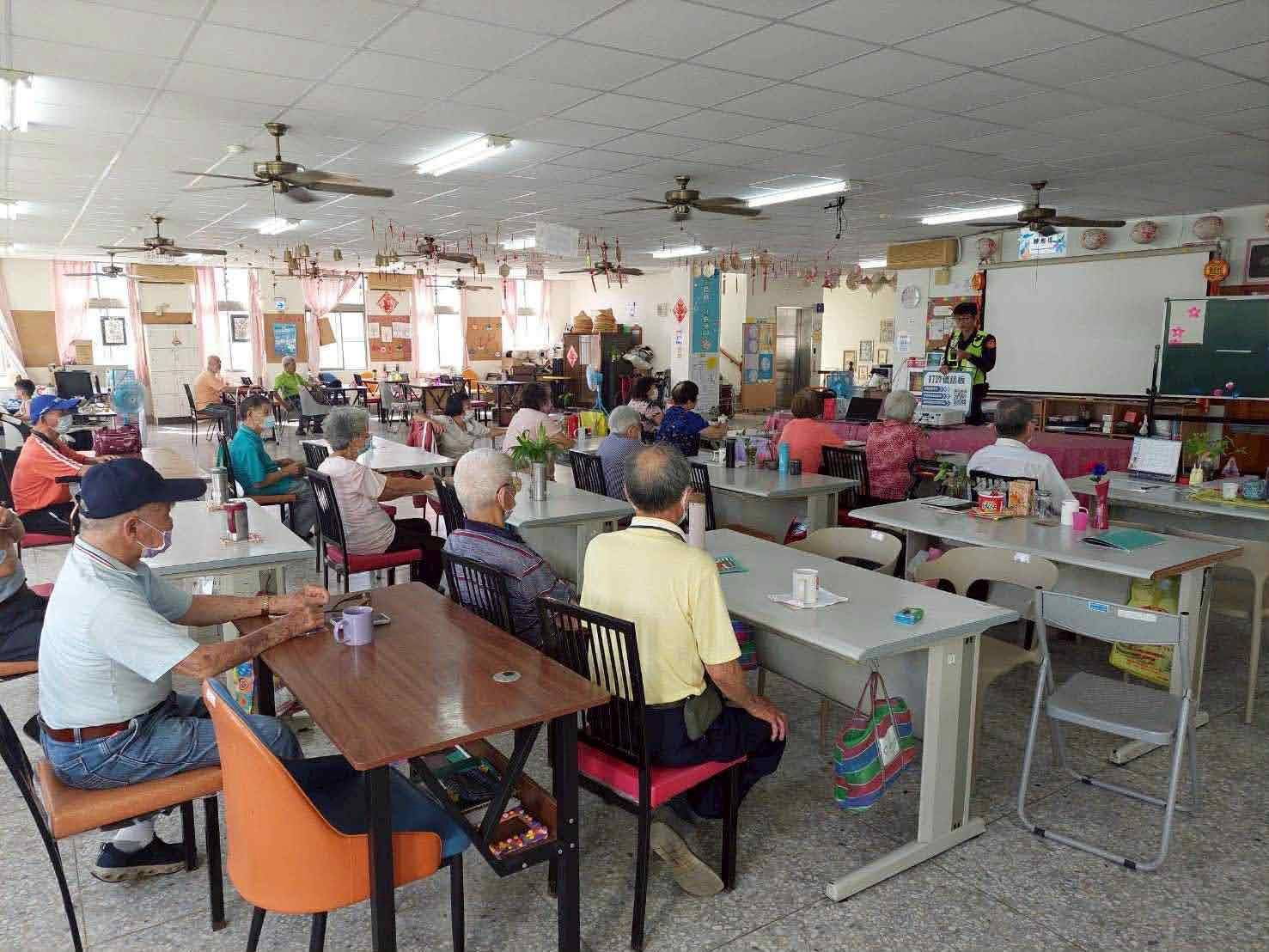 東警深入長者據點 強化防詐與交安觀念