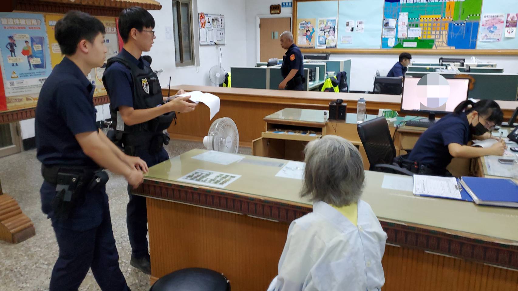 大雨視線不佳見孤影 警民接力將失智嬤送返精舍