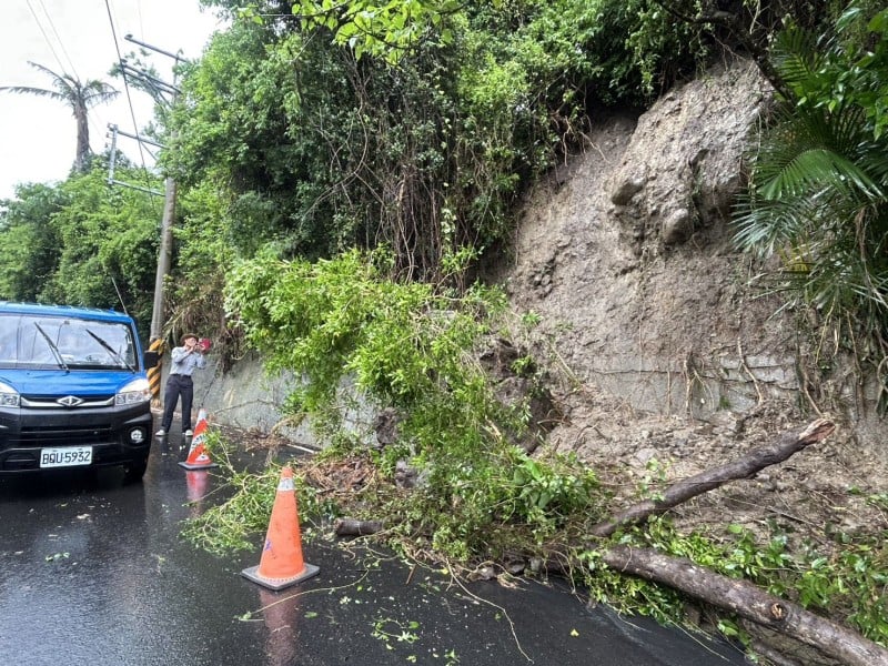 東河山區土石滑落阻道路