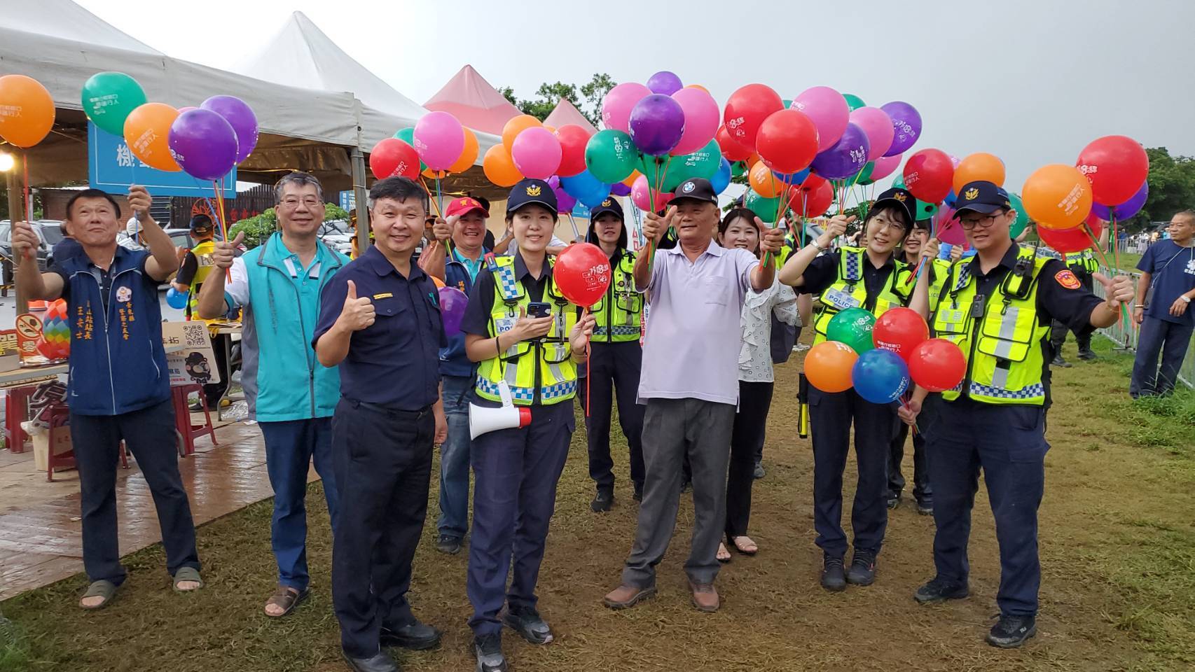 關山警與警友攜手「歕雞胿」宣講防詐交安　雨中守護光雕音樂會圓滿落幕