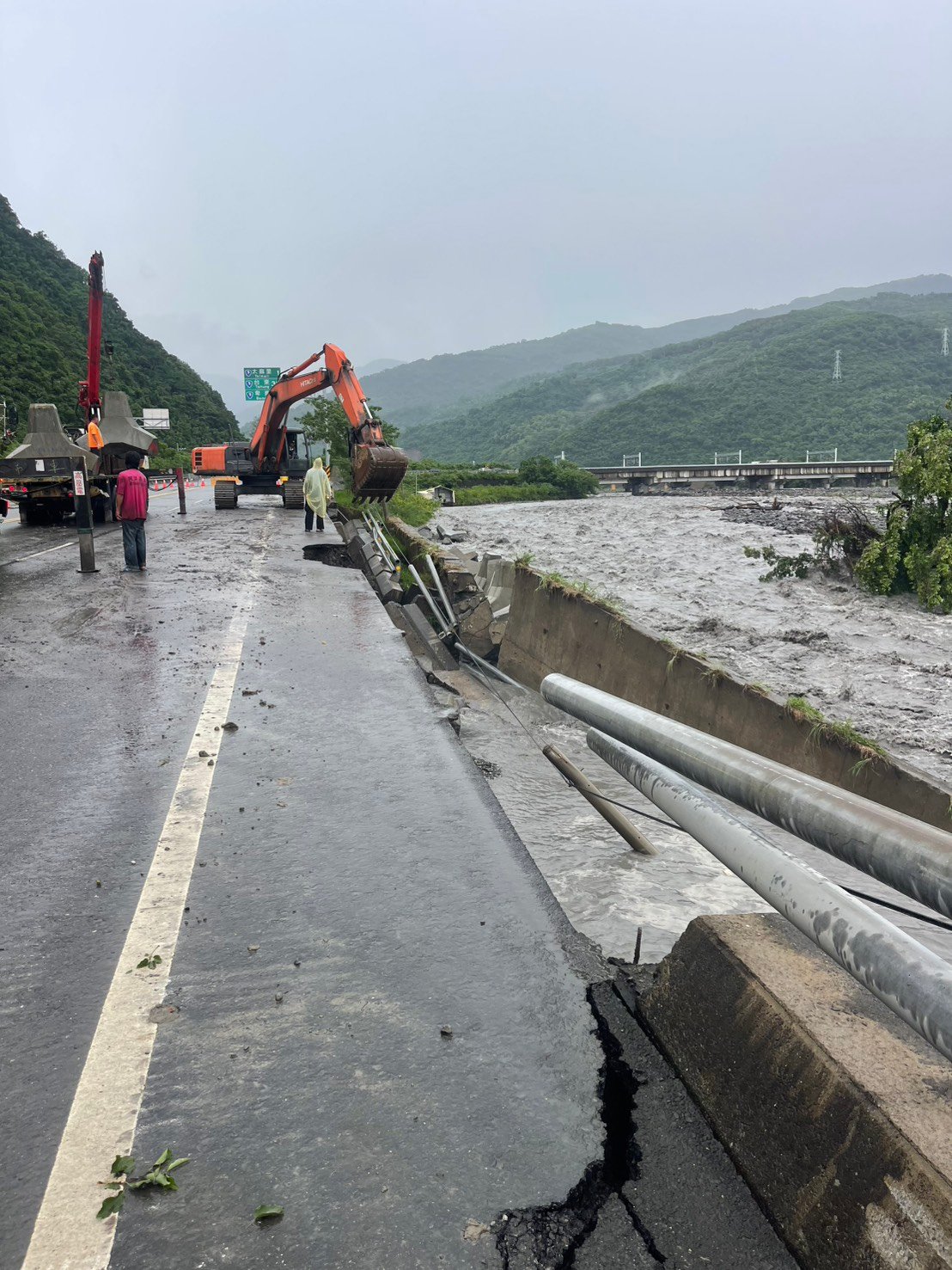 台9線407k 大溪明隧道前溪水暴漲 路基掏空 目前搶修中　