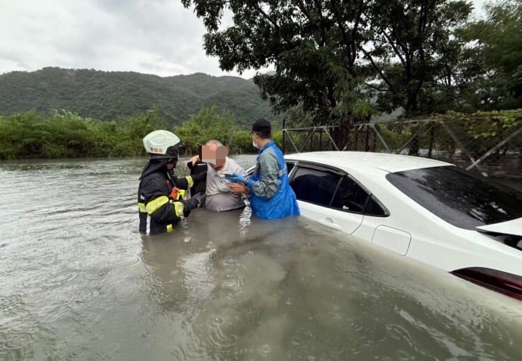 太麻里「溪水暴漲、人車險滅頂」雨量恐將達百年峰值