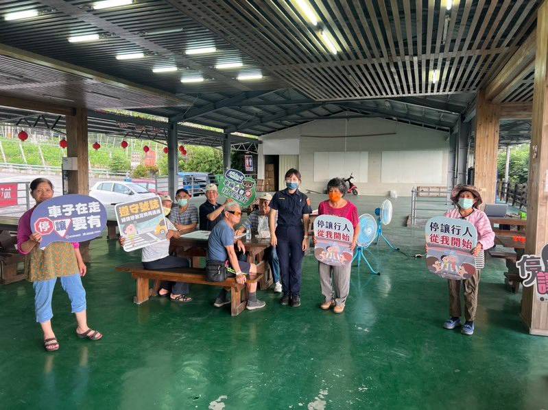 東警走入關懷據點進行交通宣導,深入社區傳遞安全觀念