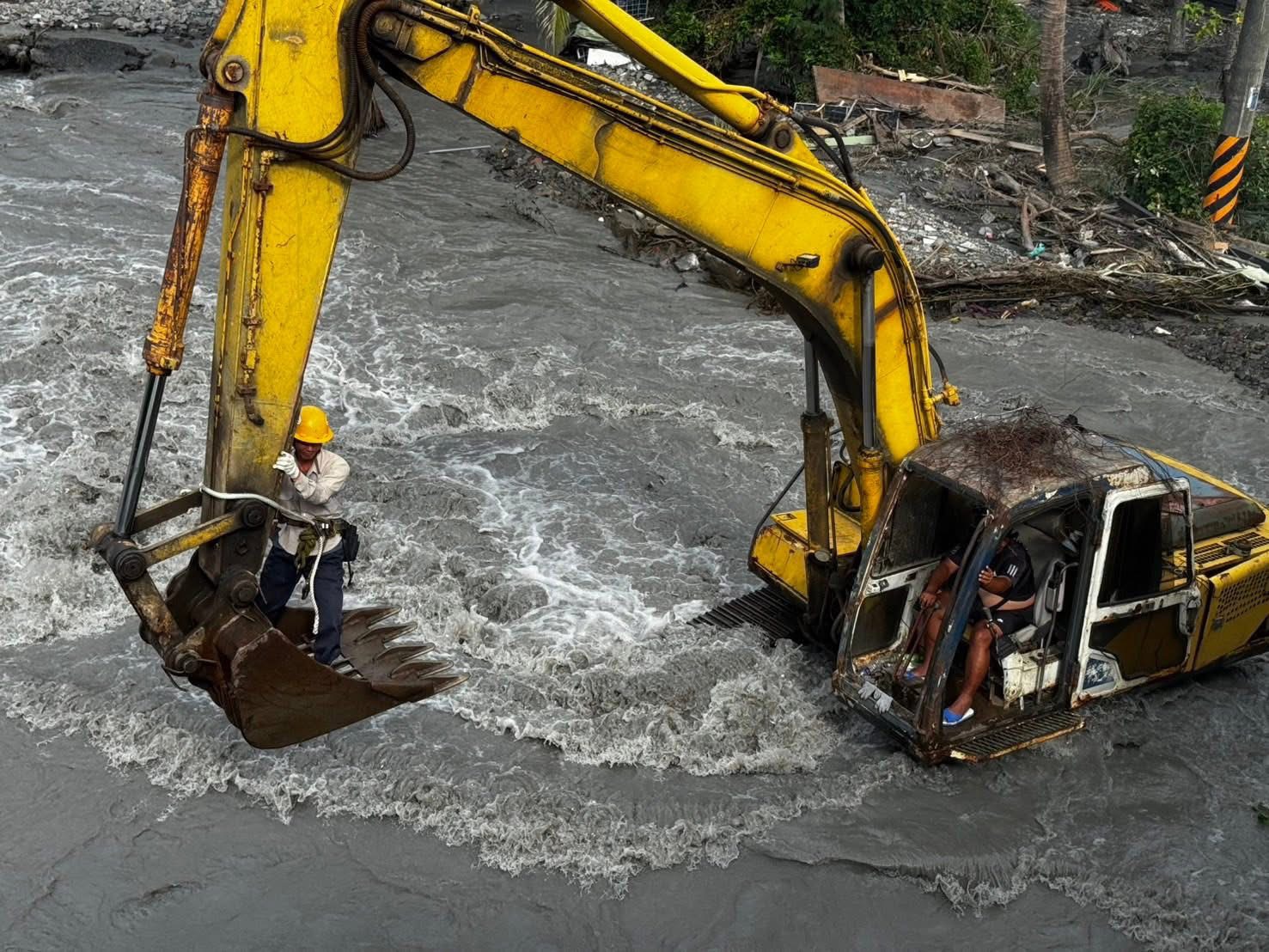 金崙溪暴漲「水沖破土堤」電桿斷線停電 民代、台電冒險搶修