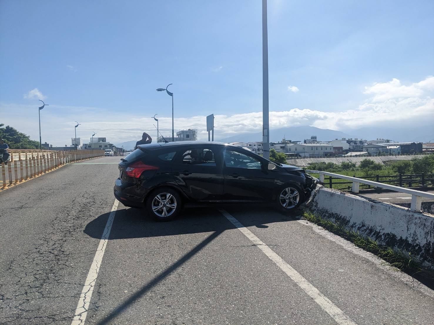 小客車撞護欄駕駛人落跑？康樂橋事故原因待釐清