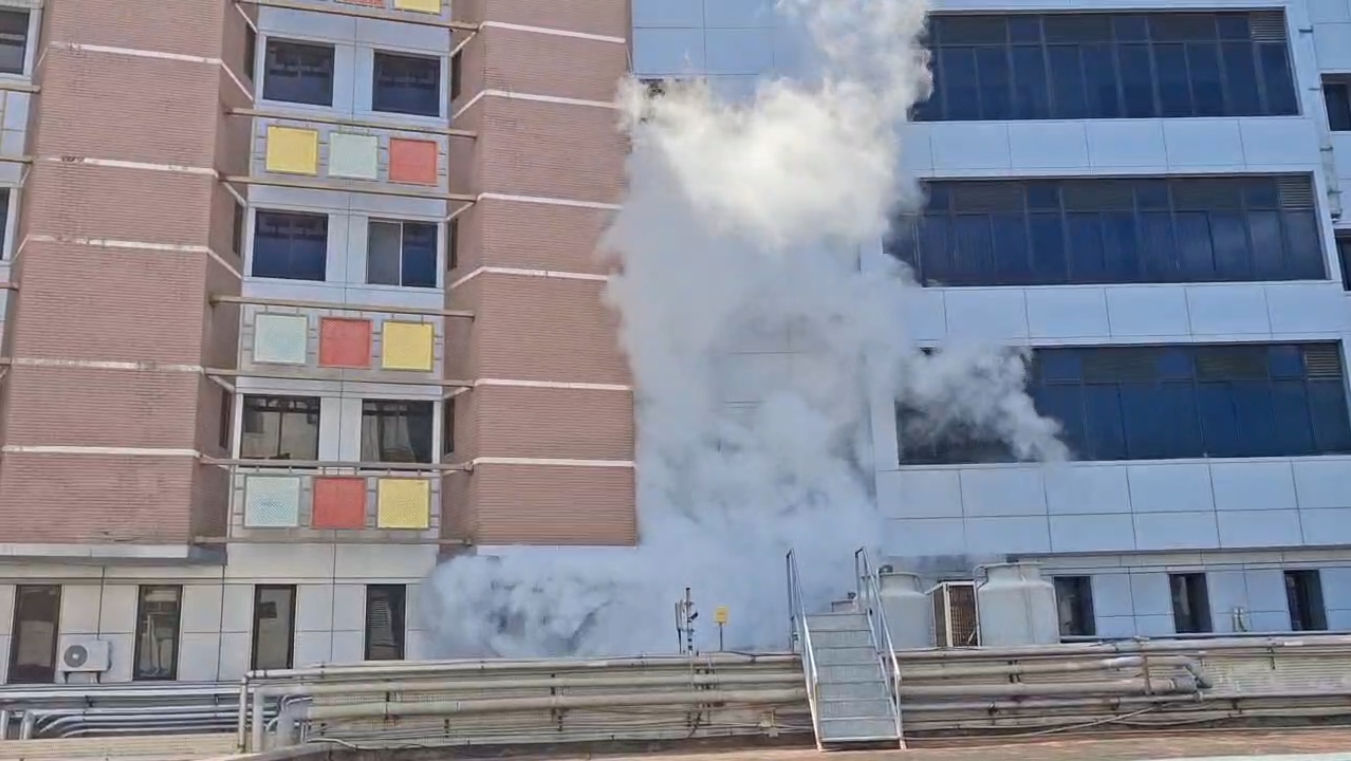 MRI「冒白煙」？台東馬偕汰換16年設備釋放千公升液態氦