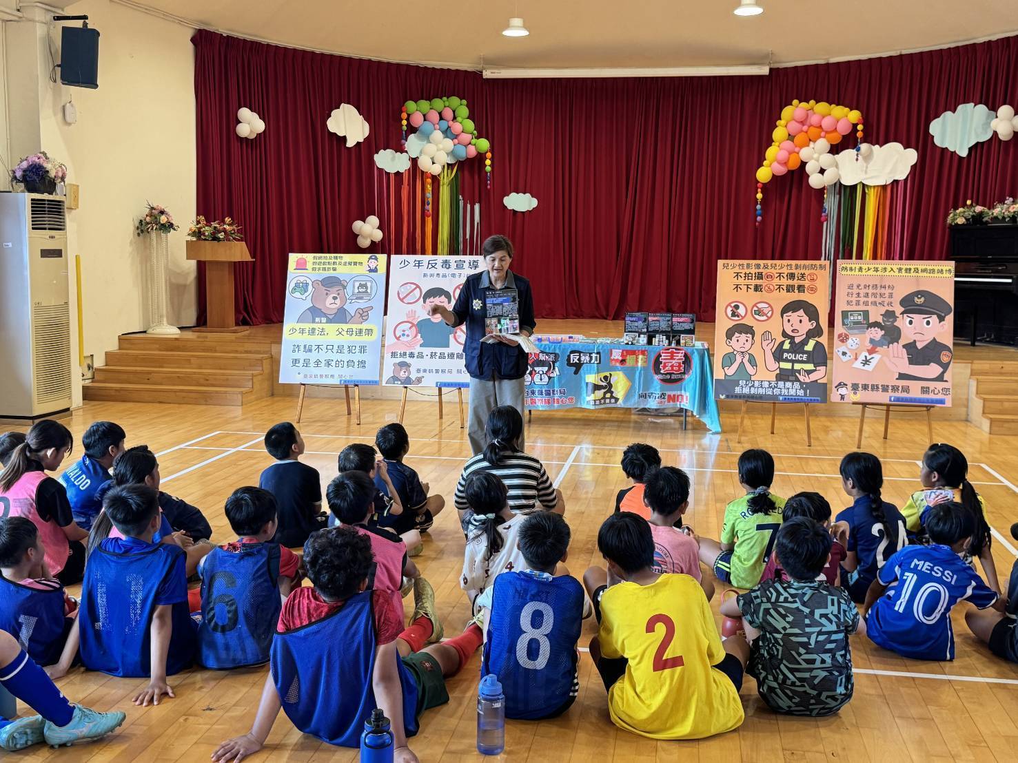 臺東警察局少年隊至「豐里國小足球營」宣導法治教育