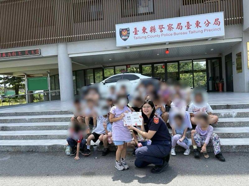 補習班小小學員參訪臺東分局 警察帶你認識安全守護者
