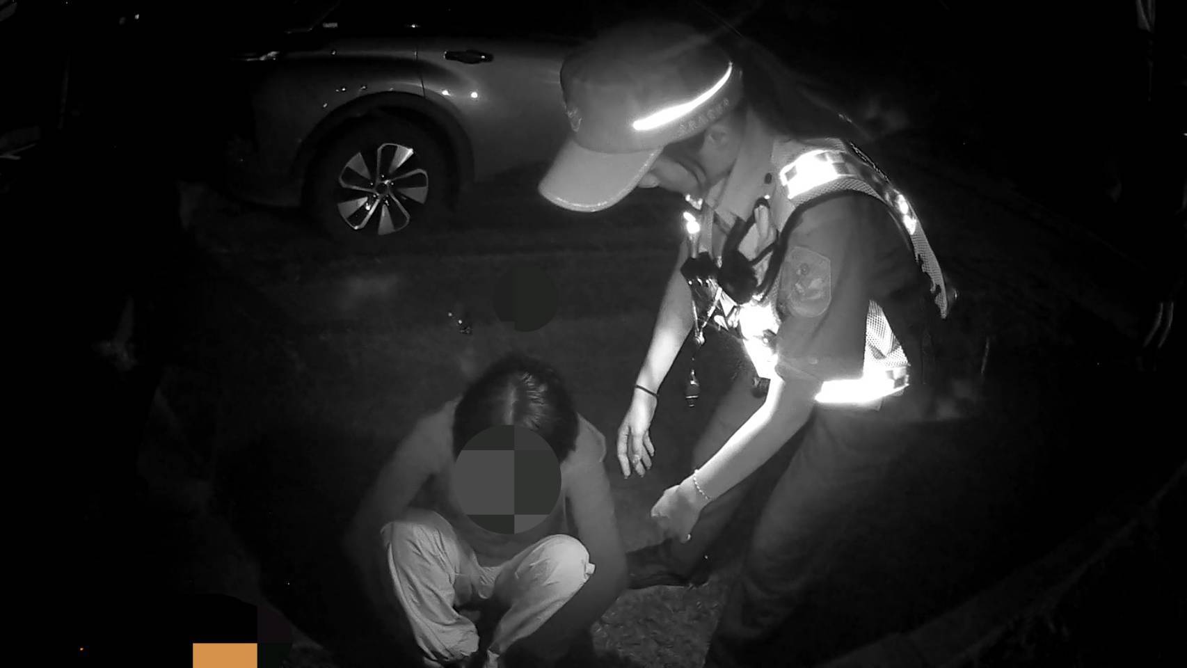 女子「追球」不慎滑跤傷腳踝 鹿野警化身護送員助其搭接駁車