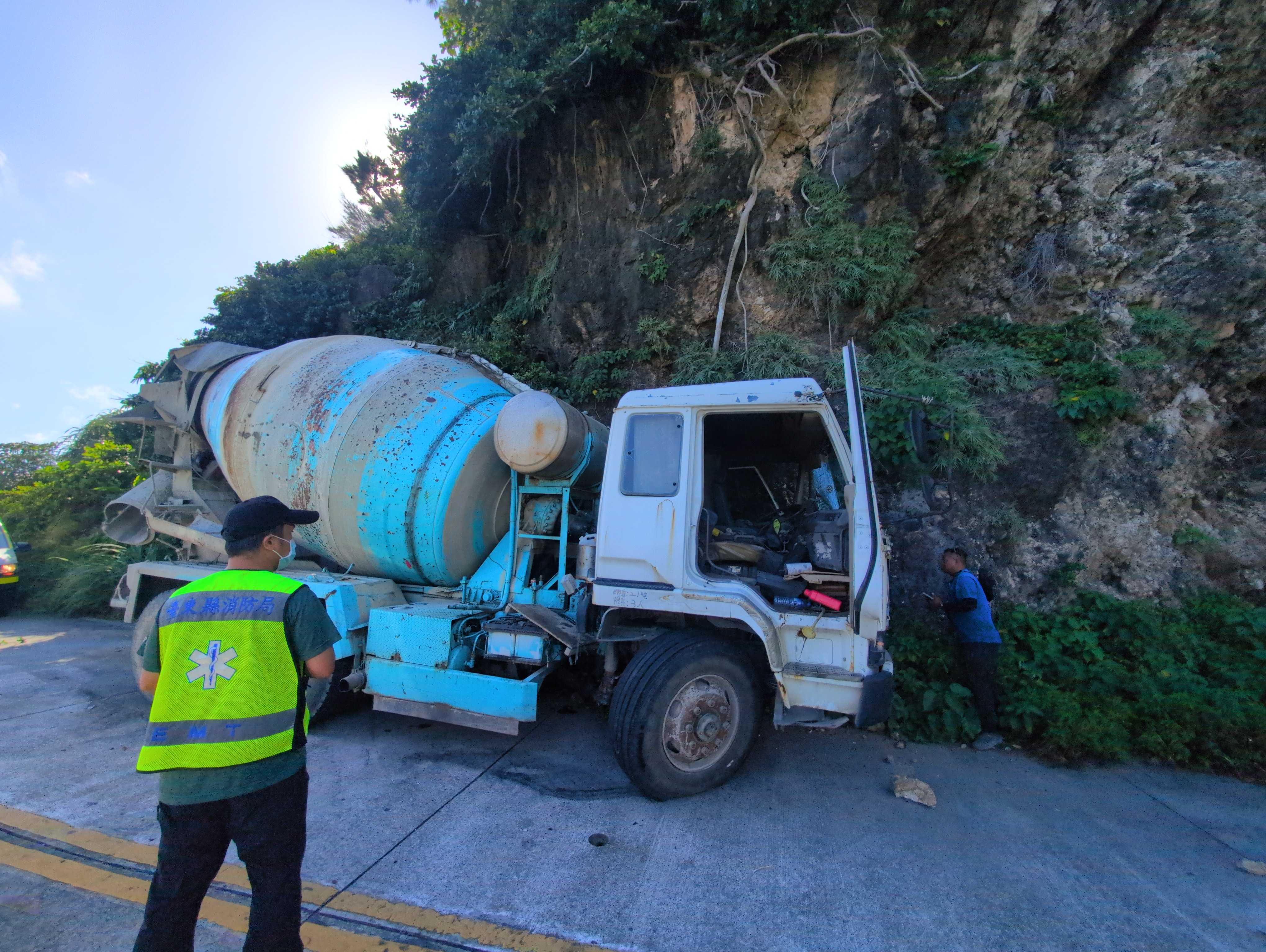 預拌混泥土車撞山壁 駕駛受困車內身亡