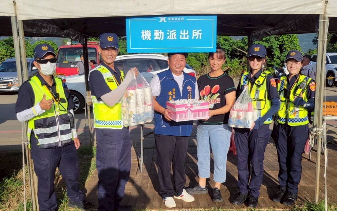 豔陽下守護熱氣球嘉年華 警友理事長送冰飲為關警消暑