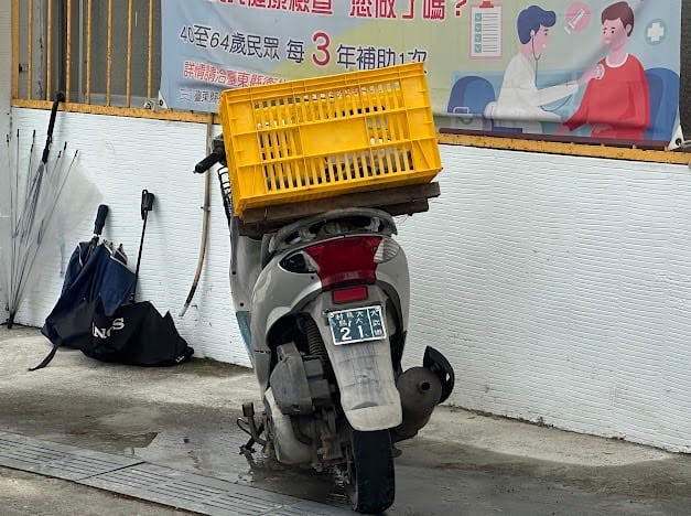 台東「門牌機車」路上跑　車尾住址曝光笑翻全網　恐挨最高3萬6罰單