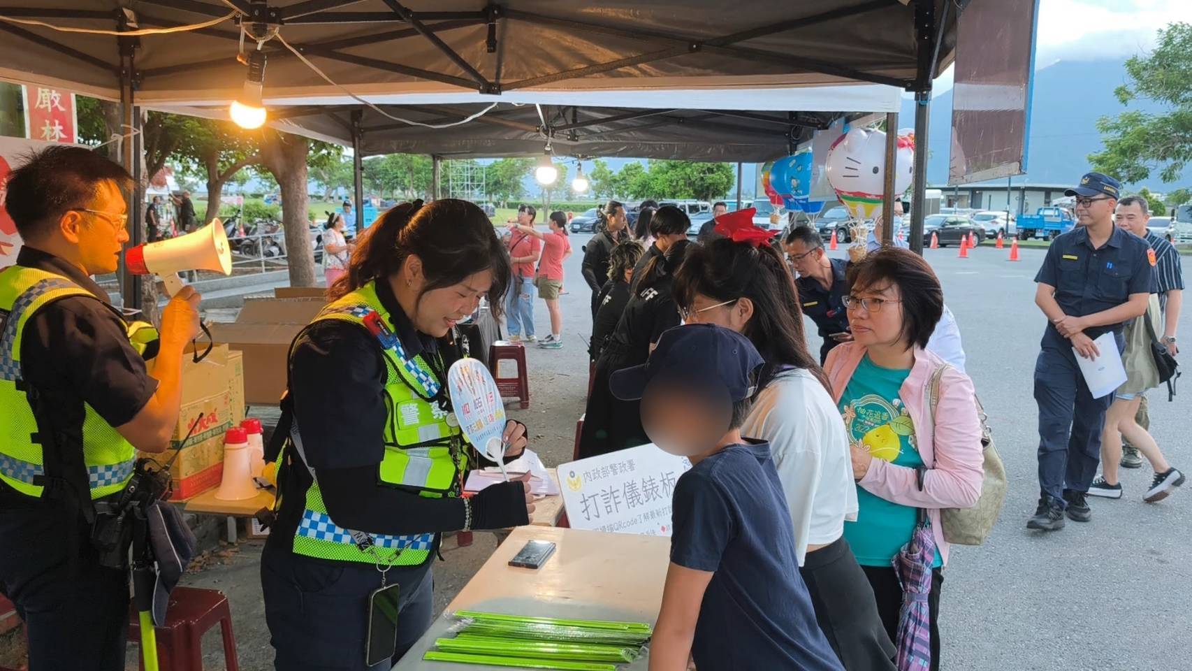 萬人齊聚池上大坡池光雕音樂會 關山警維安及設攤宣講圓滿落幕