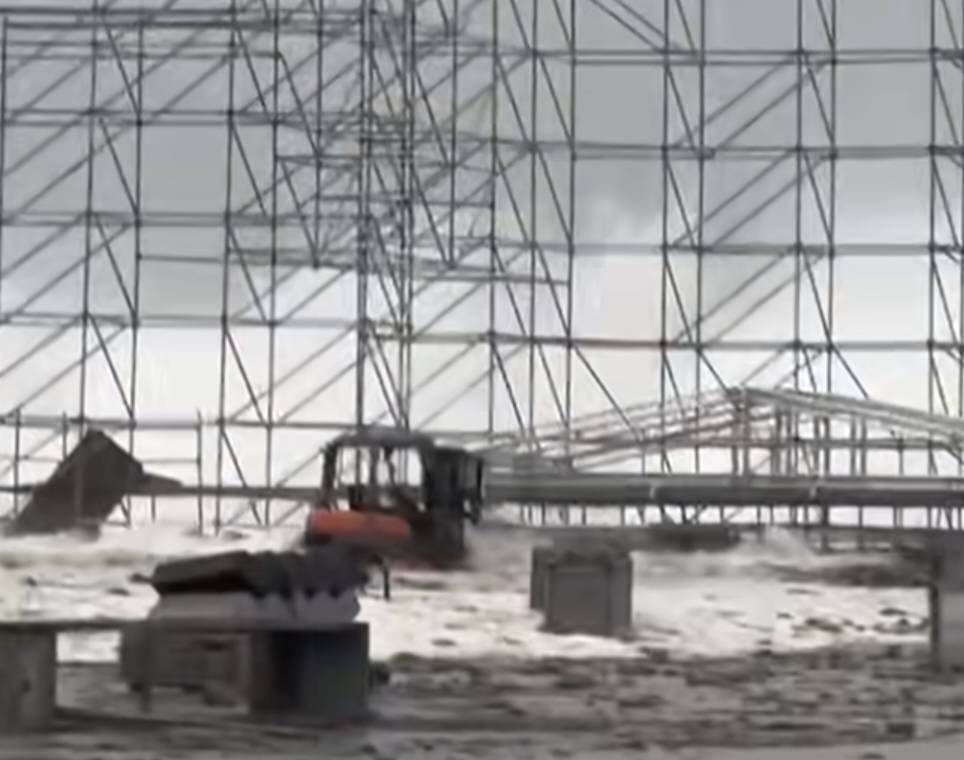 明星還沒來 楊柳已先到 金崙海洋音樂節舞台架構遭大浪淹沒破壞