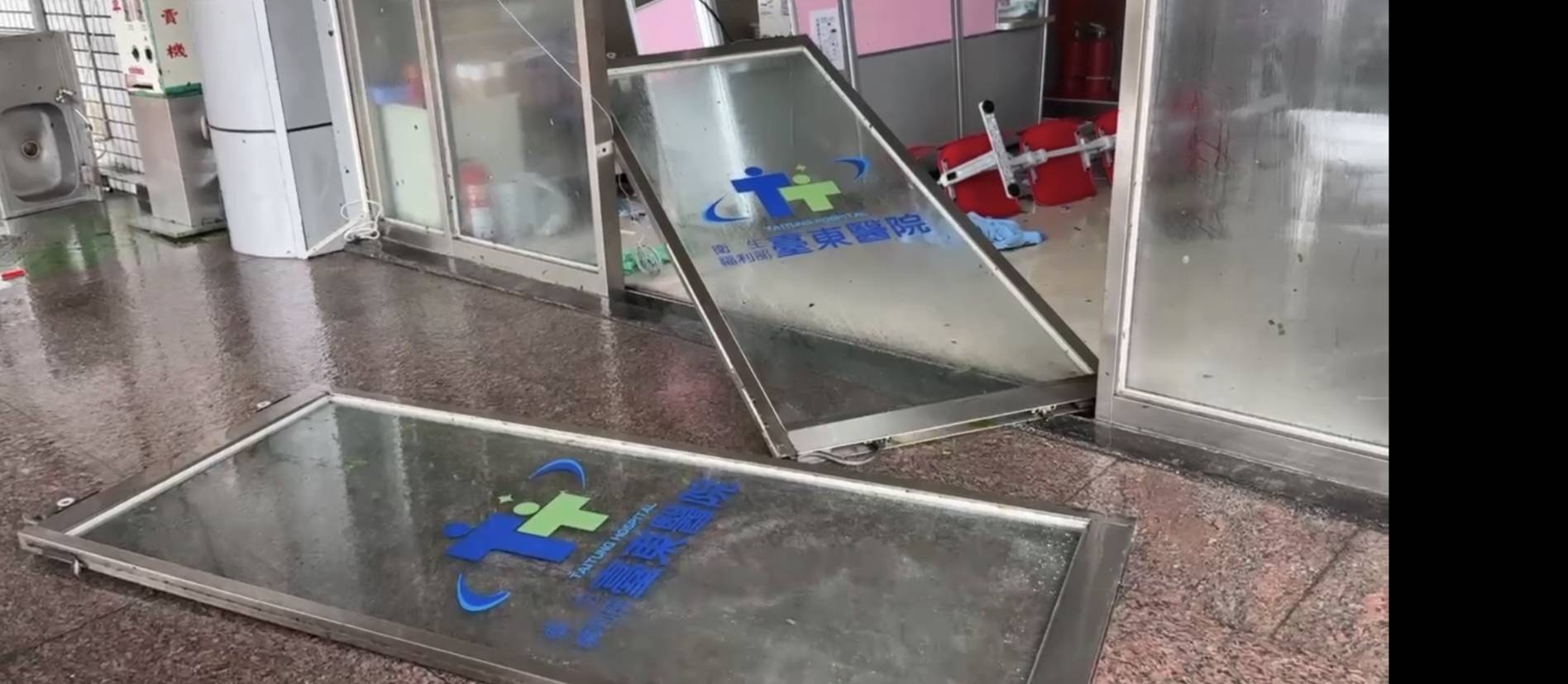 楊柳颱風侵襲 台東醫院急診室大門玻璃遭吹破　