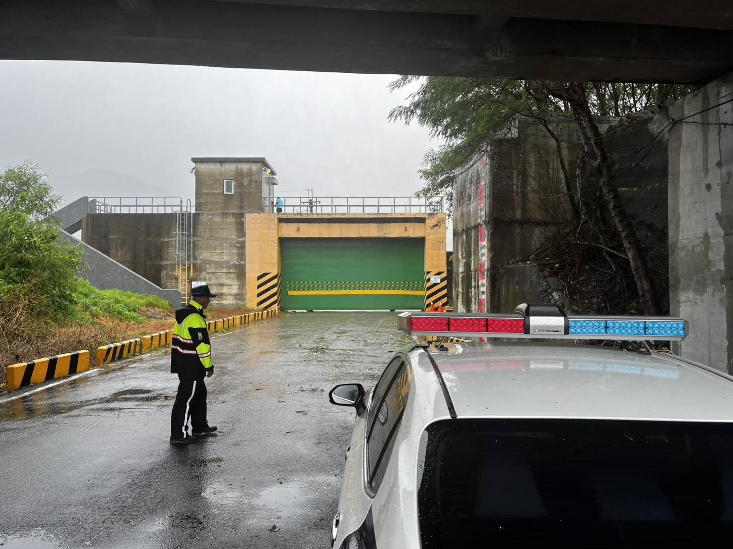 楊柳颱風水勢漲,協助鄉公所封閉泰和溪橫堤門並加強警戒