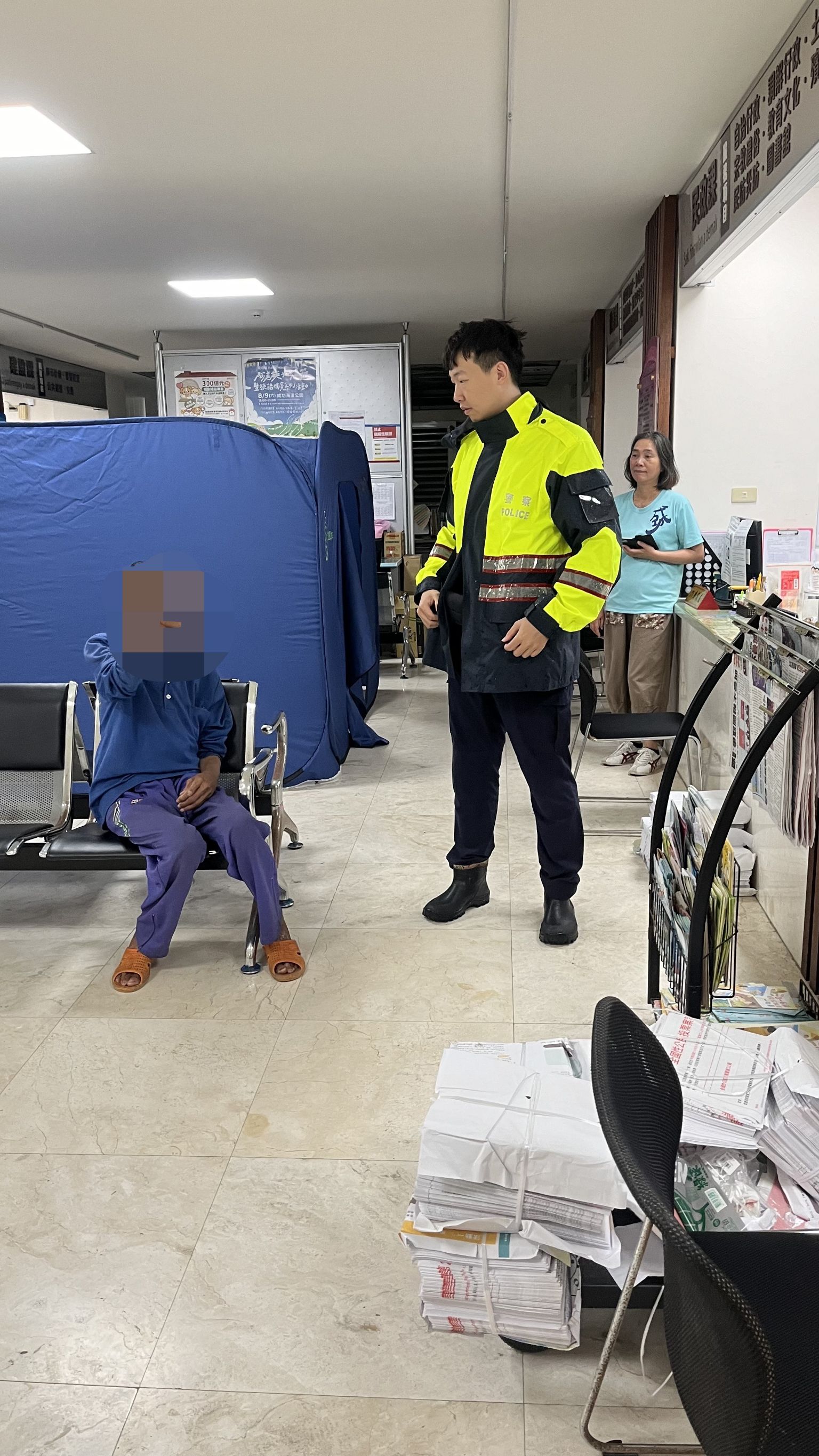 成功警察分局防颱應變，協助撤離遊民安置避颱