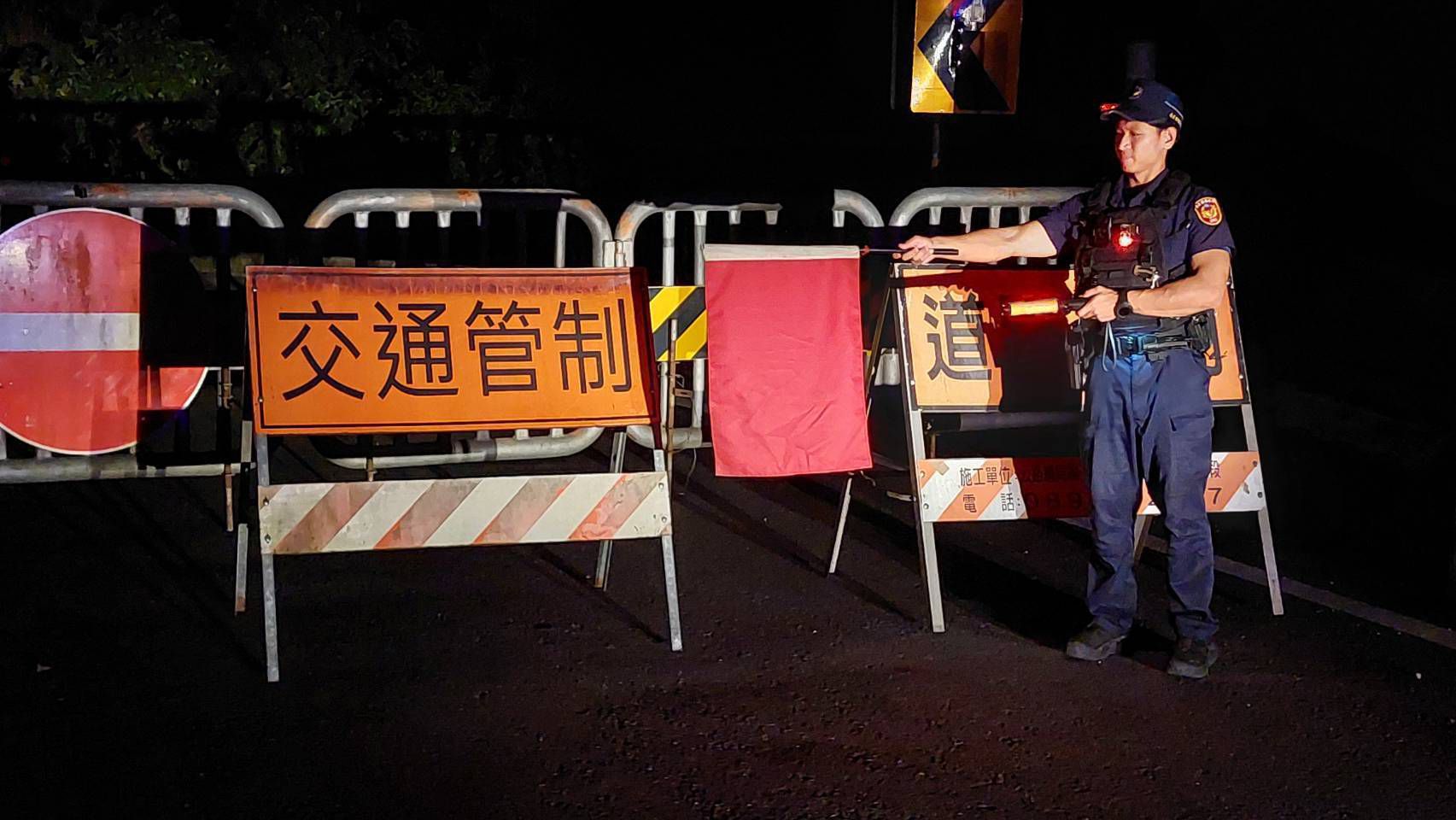 成功分局協助臺23線預警性封閉　守護颱風期間用路安全