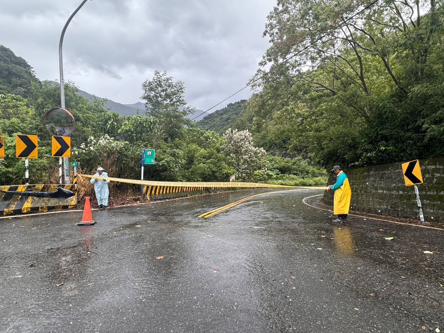 颱風楊柳強風豪雨襲來,關警多點戒備封路防災並呼籲民眾避免外出確保安全