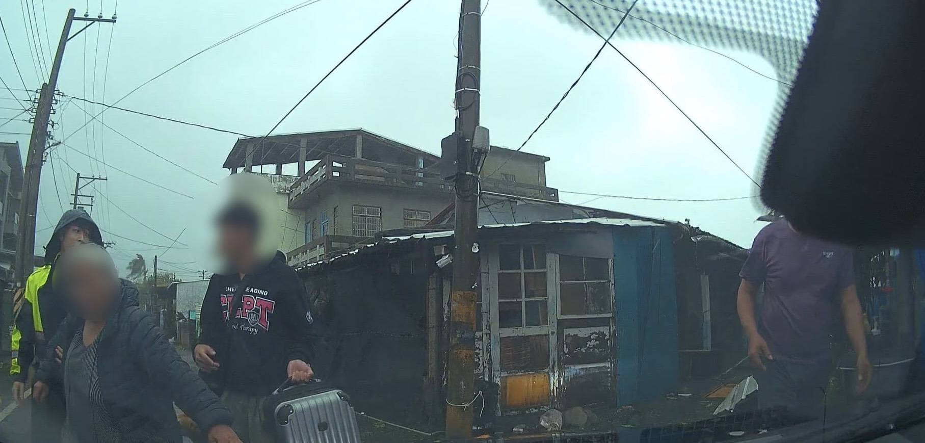楊柳來勢洶洶 馬蘭警協助載送受困長者至安全處
