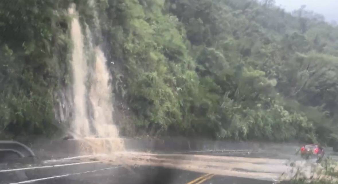 楊柳颱風強風豪雨肆虐 臺9線多處樹倒落石 初鹿警迅速排除維持通行