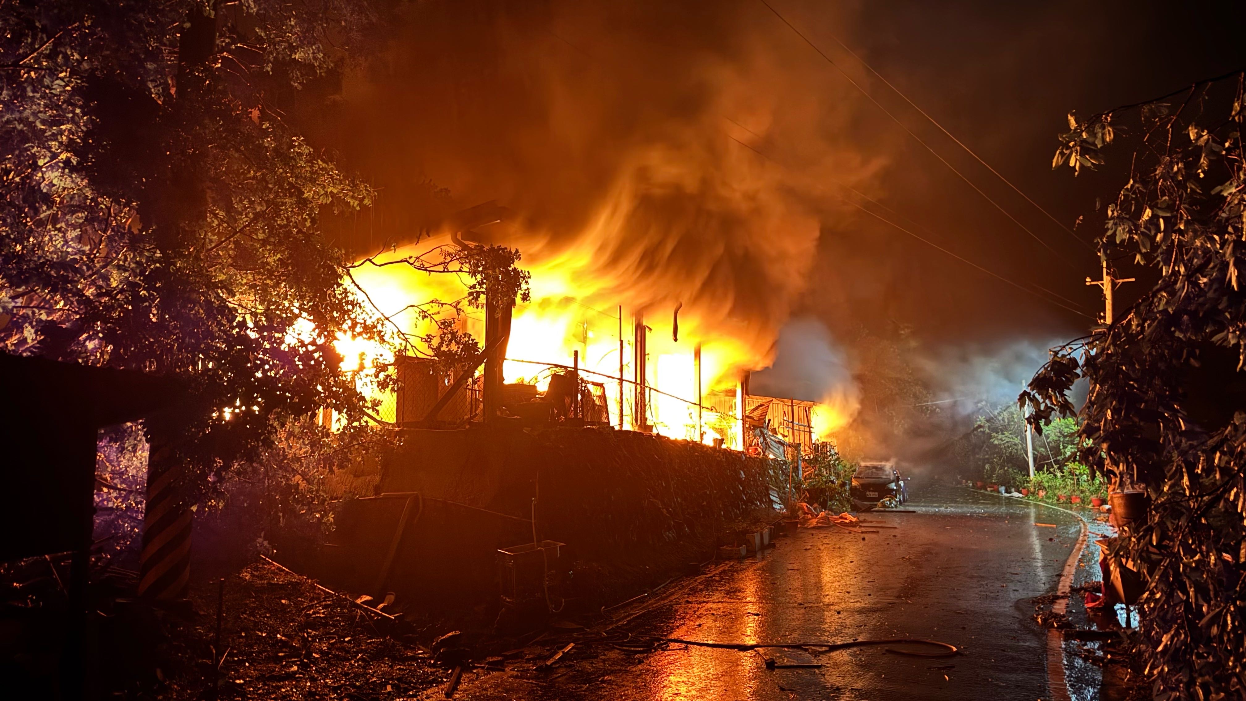 卑南鄉溫泉路深夜火警　兩棟鐵皮平房燒毀所幸無人傷亡