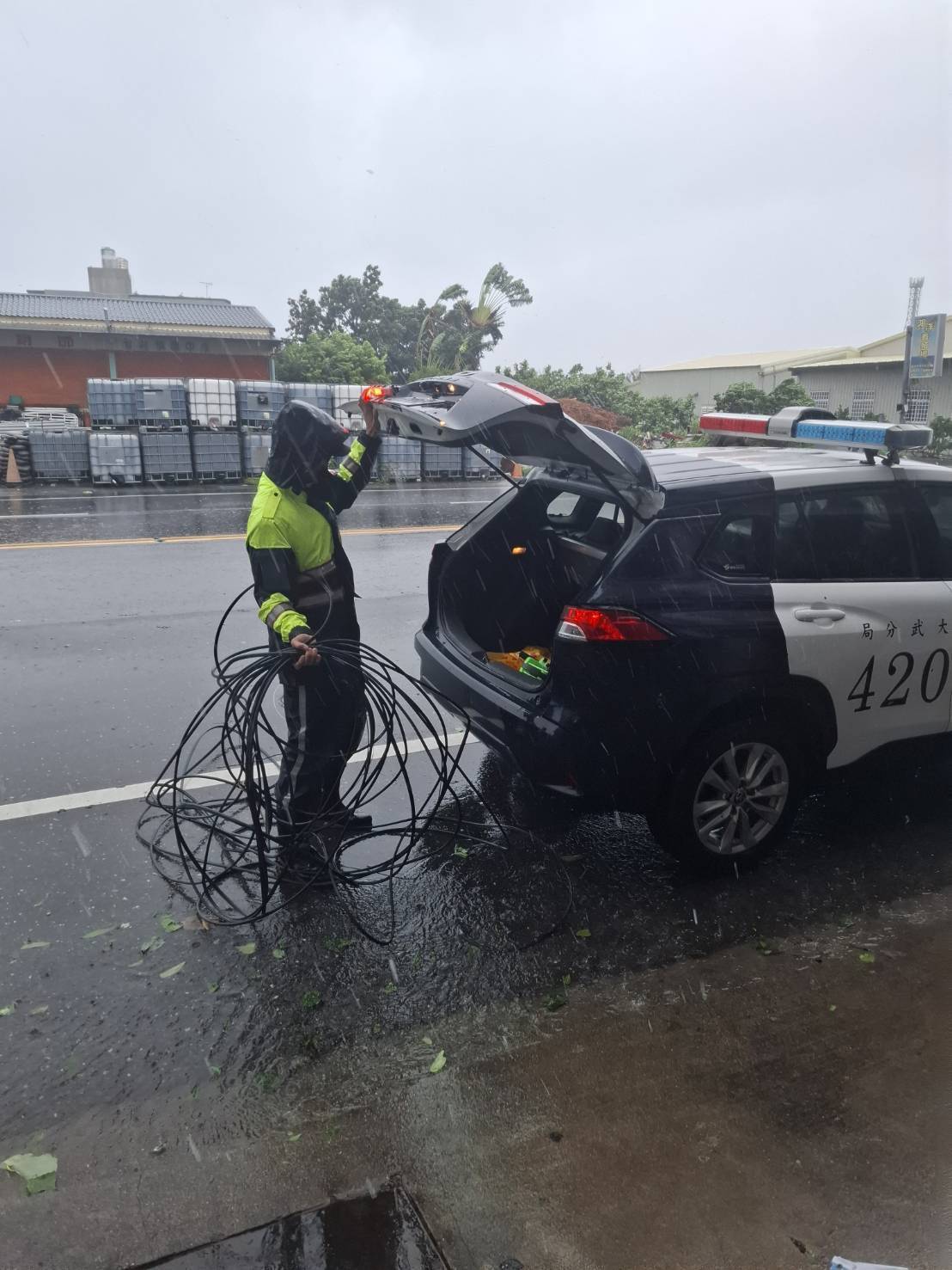 楊柳颱風吹落電線 大武警即刻行動排除險情