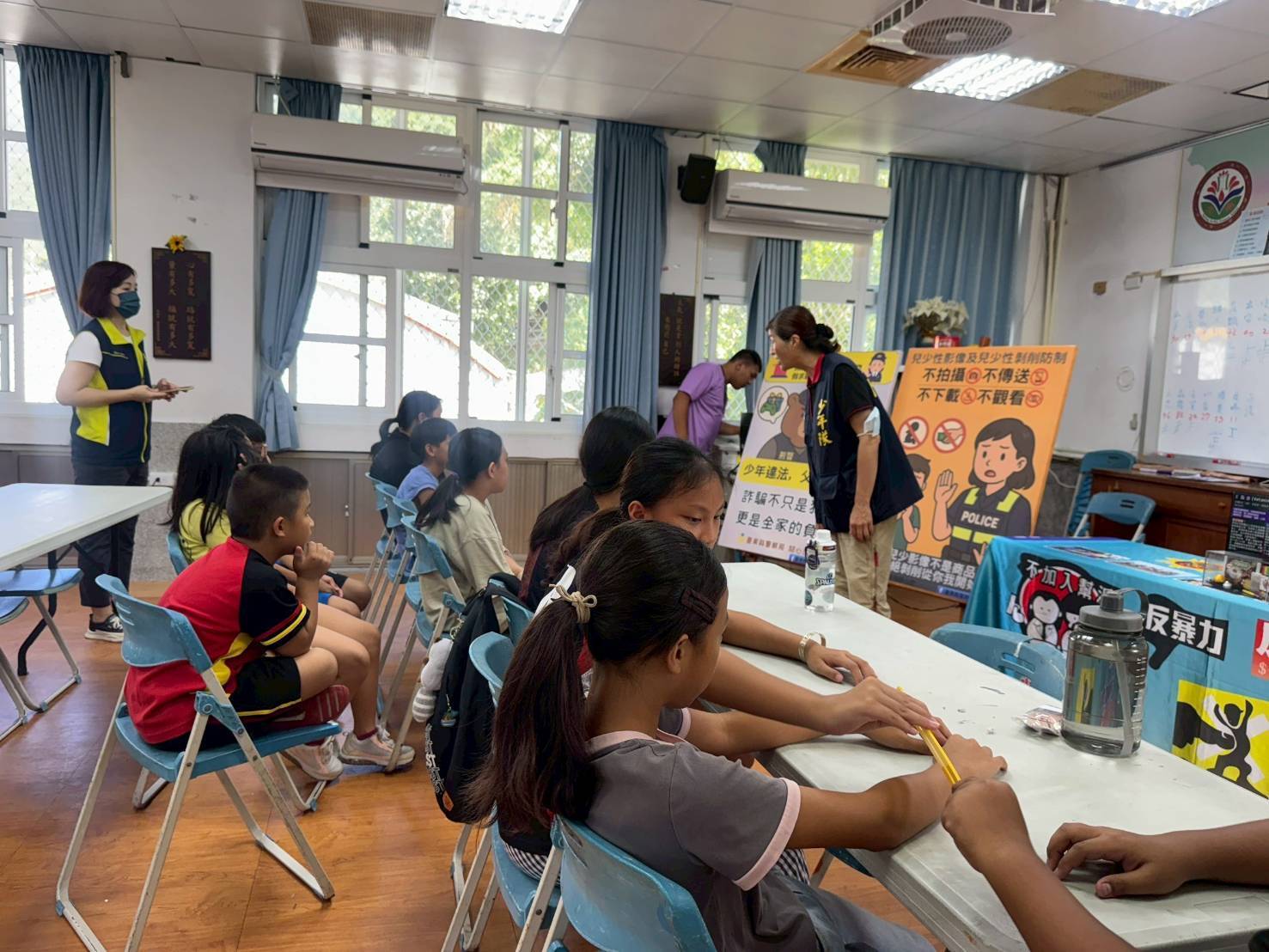 臺東警察局少年警察隊青春專案兒童法治宣導列車開入大南國小前往實施「反毒、識詐、知法」宣導!