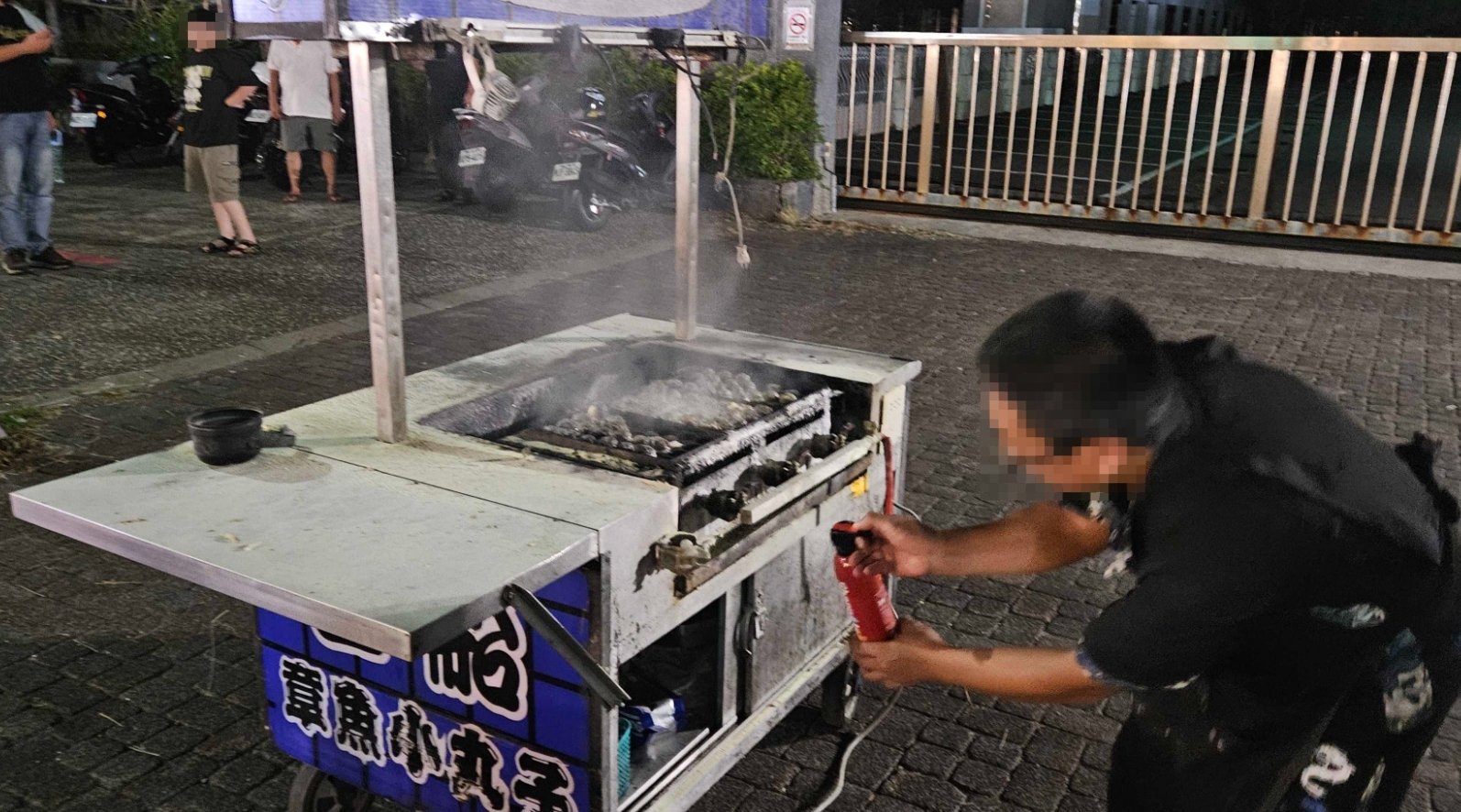 四維夜市章魚燒攤位疑似爐火起火 民眾即時撲滅 無人受傷