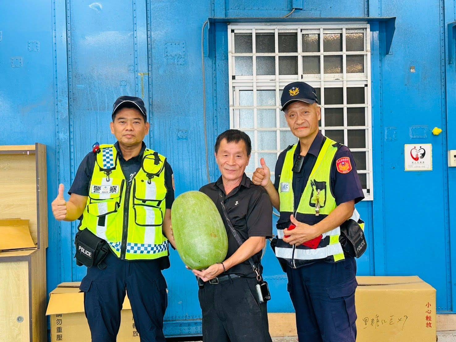 慰勞大武員警長年付出,伴手禮店老闆致贈西瓜