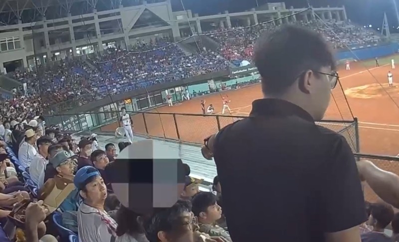 在台東看職棒前排觀眾一直站著起糾紛