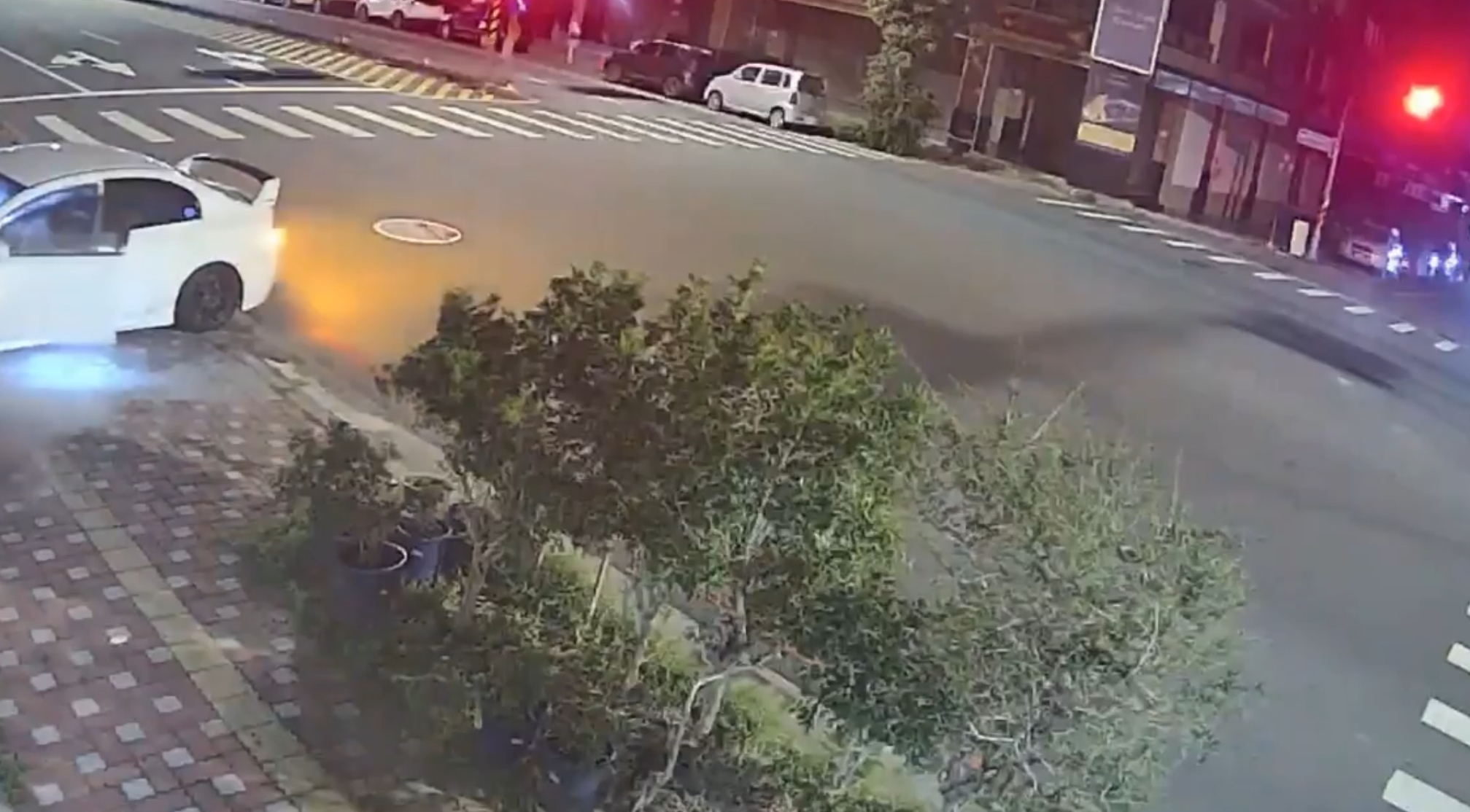 自小客失控自撞民宅  幸運僅受輕傷