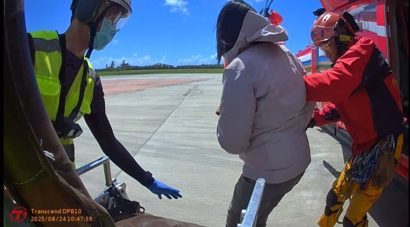 黑鷹出動！後送嘉明湖高山症登山客送醫