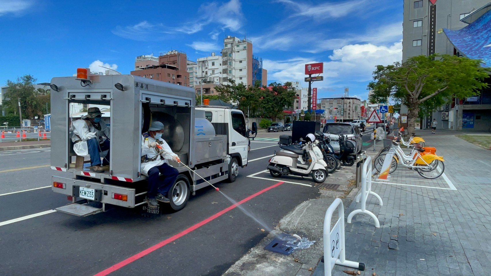 加強災後防疫 臺東縣政府25日出動消毒車噴藥防治病媒蚊 並籲巡檢清除孳生源