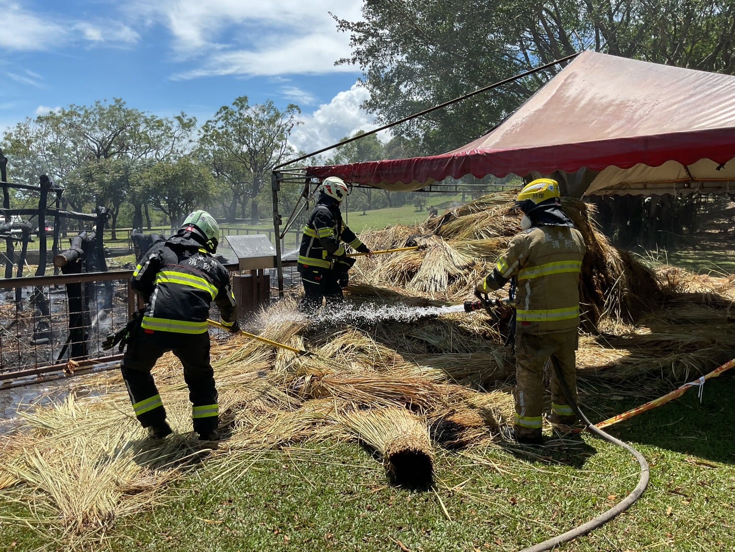 台東文化公園茅草屋大火猛烈 男子腿灼傷拒送醫