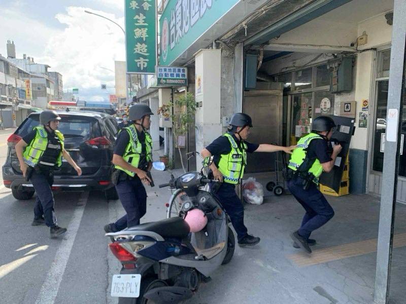 臺東警察分局實施防搶演練 強化防搶緊急應變能力