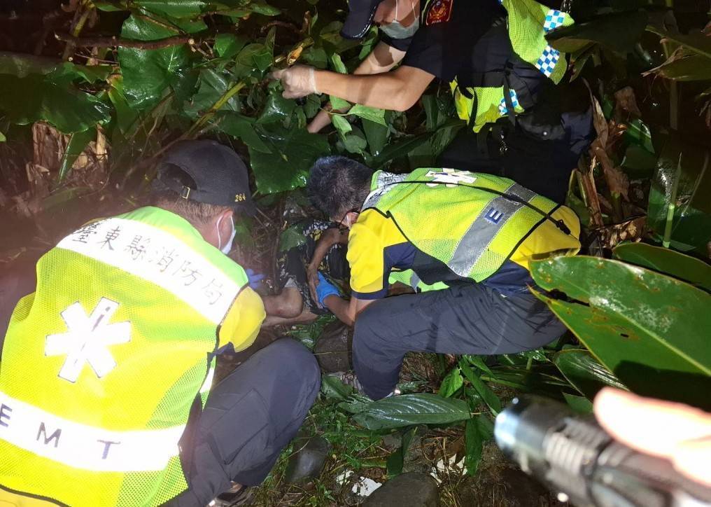 失智婦人深夜倒臥樹叢 大武警消及時救援