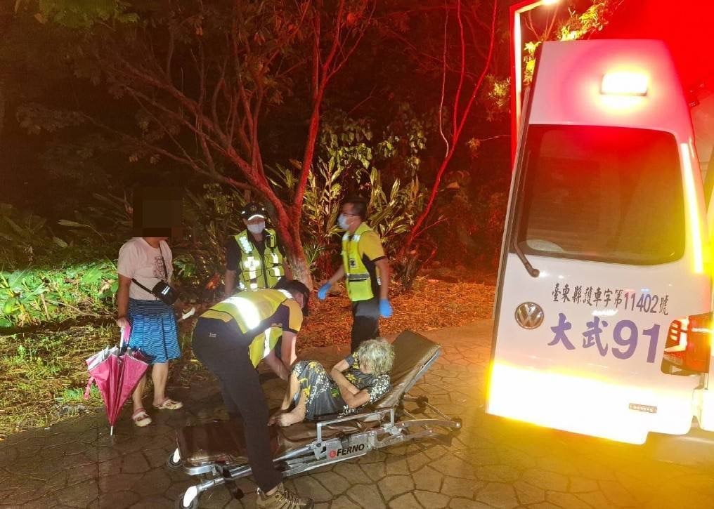失智婦人深夜倒臥樹叢 大武警消及時救援