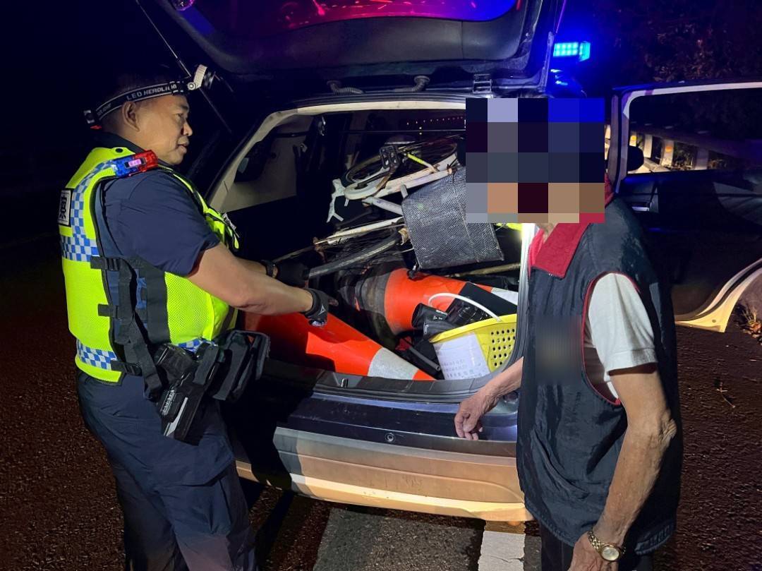 老騎士體力不支坐路旁，大武警上前關心護送返家