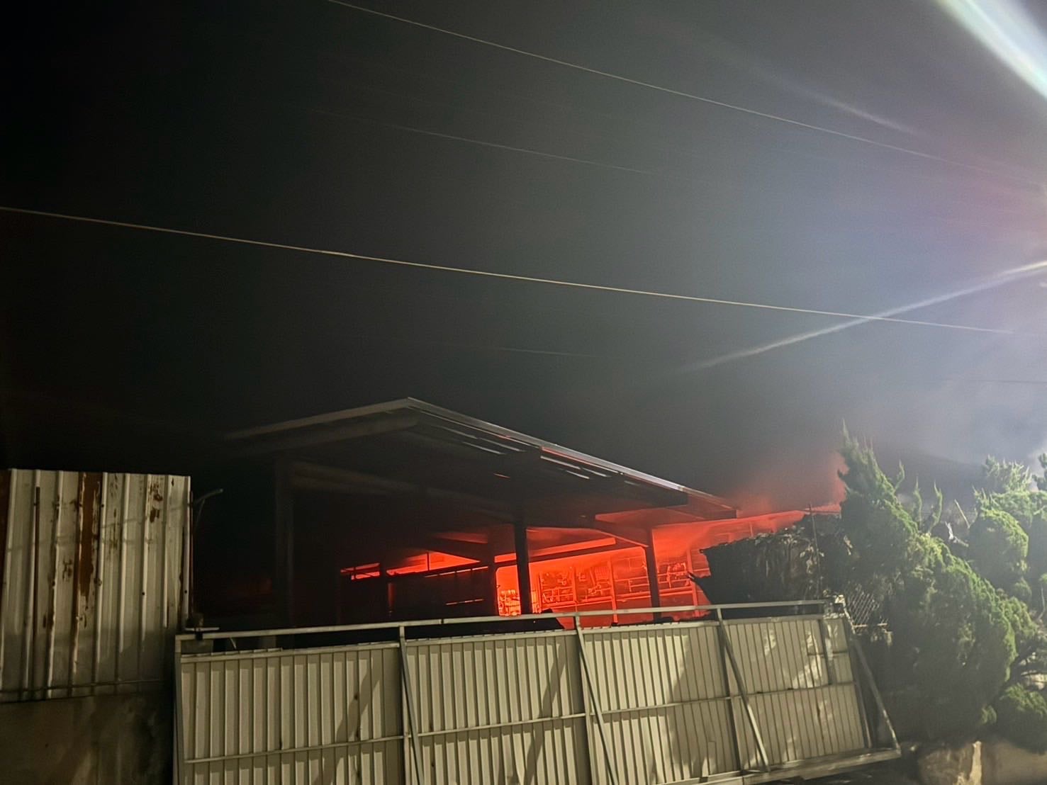 台東池上資源回收廠深夜火警　一員工滅火時燒燙傷送醫